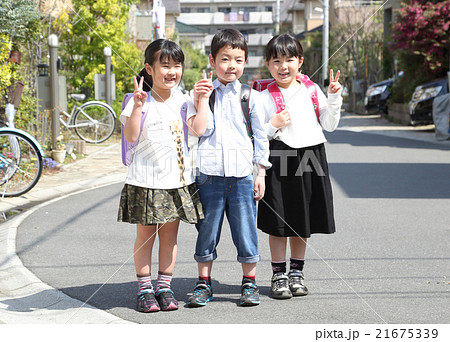 ランドセルを背負う小学生 21675339