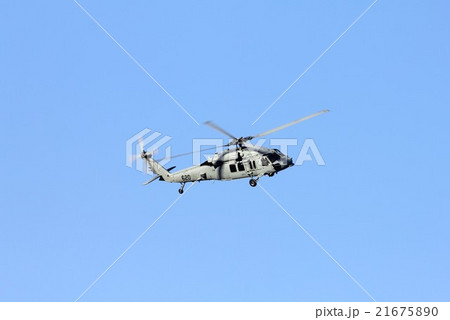 快晴の青空を背景に飛行する米海軍の艦載ヘリコプターMH-60Sナイトホーク 快晴の青空を背景に飛行する米海軍の艦載ヘリコプターMH-60Sナイトホーク 21675890