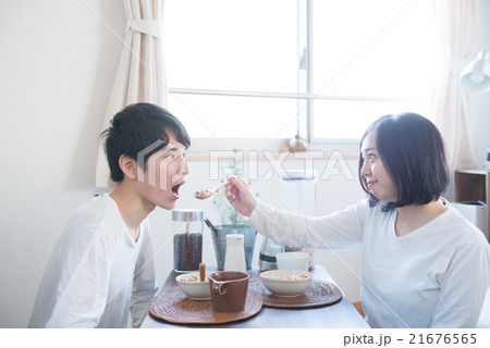 朝食を食べるカップル 21676565