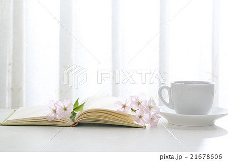 桜と本とコーヒー 21678606