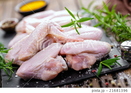 raw chicken wings 21681396
