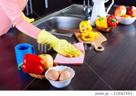 woman cleaning the counter in the kitchen 21682501