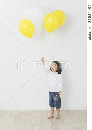 風船を持つ子供の写真素材