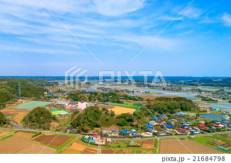 いすみ市の田植えの準備が進む春の水田風景と里山を空撮 21684798