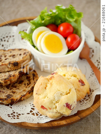 スコーンとライ麦パンのサラダ付ランチ（縦位置ハイアングル） 21688061