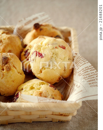 クランベリーとホワイトチョコのスコーン　カゴ盛り　（縦位置アップ） 21688201
