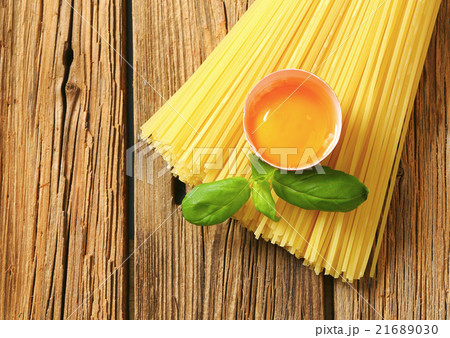Dried spaghetti and raw egg 21689030