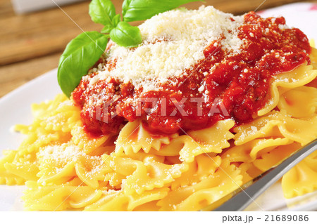 Pasta farfalle with tomato sauce and cheese 21689086