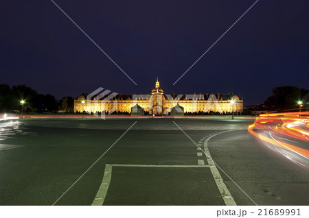 Les Invalides at night - Paris, France Les Invalides at night - Paris, France 21689991