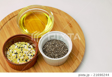 健康と美容にー荏胡麻油、チアシード、雑穀 21690244