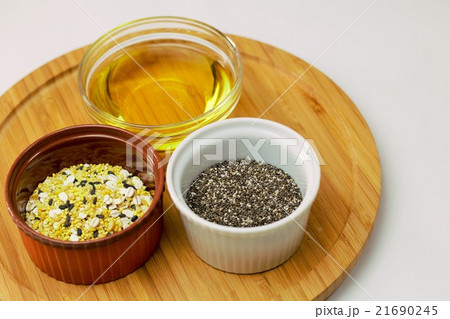 エゴマ油、チアシード、雑穀ー健康で美しい体作り 21690245