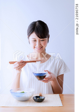 そうめん 素麺を食べる女性の写真素材