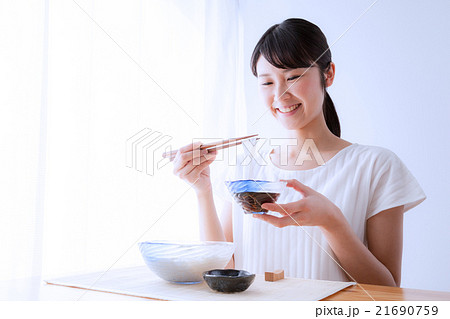 そうめん 素麺を食べる女性の写真素材