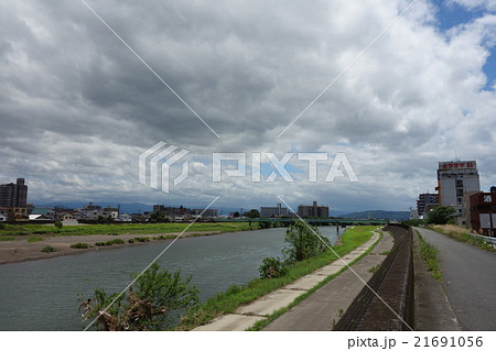 熊本の白川を白川橋付近から南向きに眺めた風景 熊本の白川を白川橋付近から南向きに眺めた風景 21691056