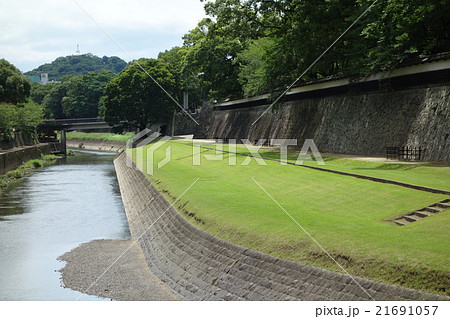 熊本城の周囲を流れる坪井川を熊本城・市役所前停留場付近から眺めた風景 熊本城の周囲を流れる坪井川を熊本城・市役所前停留場付近から眺めた風景 21691057