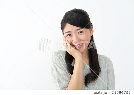 女性一人 表情 笑顔 虫歯ポーズ の写真素材