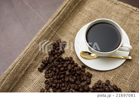 麻袋の上のコーヒー豆と一杯のコーヒー　金スプーン　引き 21697081