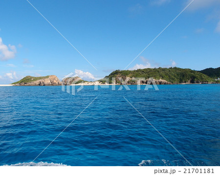 沖縄・座間味島の紺碧の海と岩場の海岸線 沖縄・座間味島の紺碧の海と岩場の海岸線 21701181