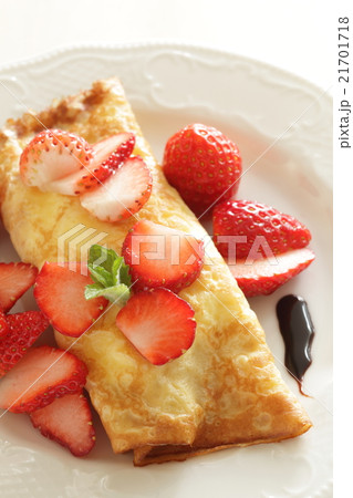 いちごクレープとチョコレートソースの写真素材