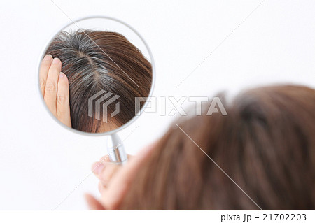 白髪チェックする女性 21702203