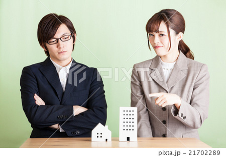 ビル(マンション)と家を見て指差す男女2人 ビル(マンション)と家を見て指差す男女2人 21702289