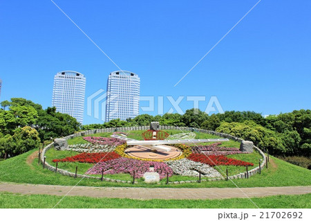 初夏の公園にあった綺麗な花時計の写真素材