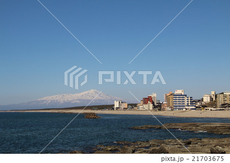 庄内海岸と残雪の鳥海山 庄内海岸と残雪の鳥海山 21703675