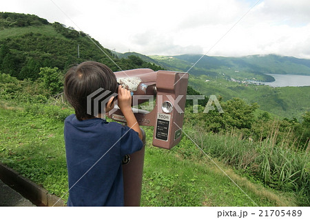 湖を望遠鏡で見る子ども 湖を望遠鏡で見る子ども 21705489