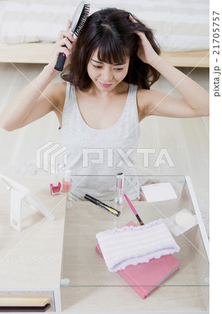 髪をとかす女性 髪をとかす女性 21705757