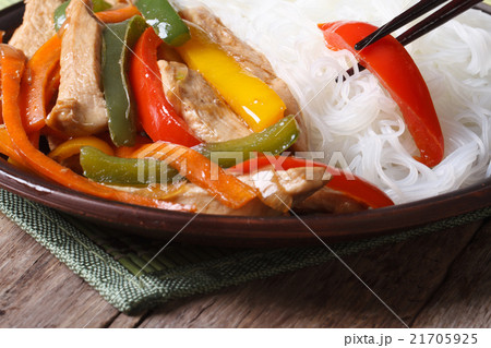 Rice vermicelli with chicken and vegetables. macro Rice vermicelli with chicken and vegetables. macro 21705925