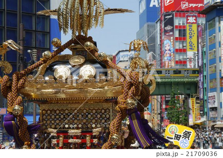 秋葉原電気街を通る神田祭の神輿 21709036