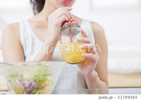 ジュースを飲む女性 21709565