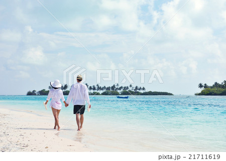 happy young couple have fun on beach 21711619