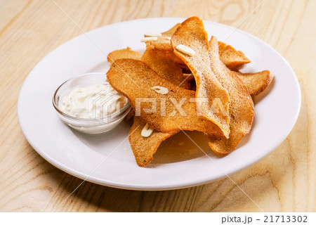 bread chips with garlic 21713302
