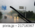 雨で視界の悪いドライブ 21716367
