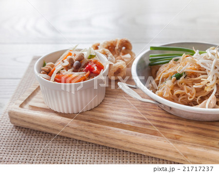 fried noodles Thai style with papaya salad 21717237