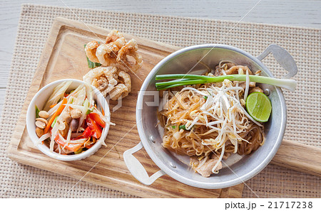 fried noodles Thai style with papaya salad 21717238