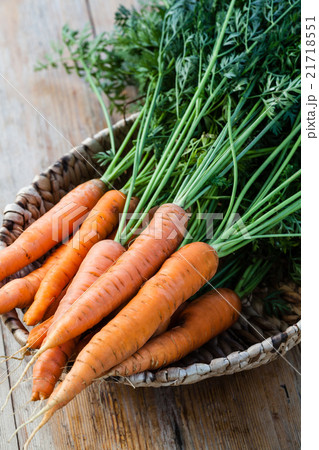 fresh carrots bunch 21718551