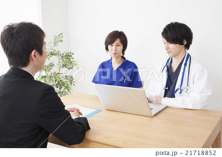 商談するMR 21718852