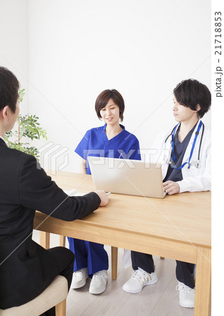 商談するMR 21718853