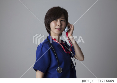 スクラブを着た医師_グレーバック 21718869