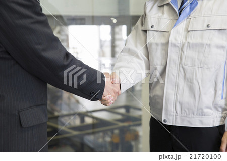 作業服の男性とスーツの男性の握手 21720100