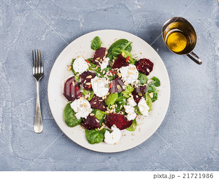 Salad with roasted beetroot, spinach, soft goat 21721986