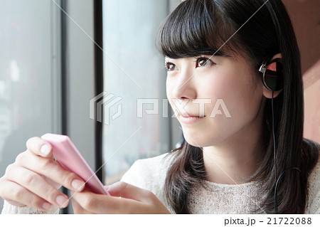 音楽を聴く女性の横顔 音楽を聴く女性の横顔 21722088