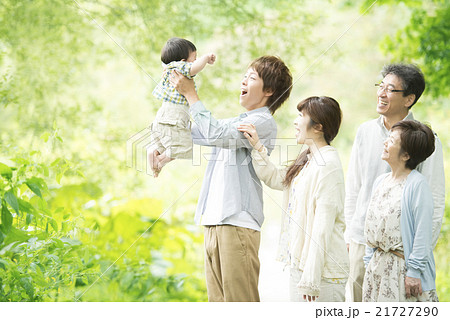 新緑の中で微笑む3世代家族 21727290
