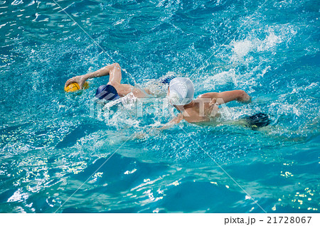 The boys play in water polo 21728067