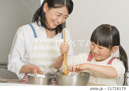 お菓子作りをする母と娘 お菓子作りをする母と娘 21728179