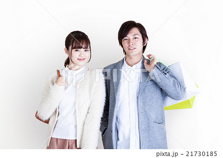 休日の若いカップル2人 休日の若いカップル2人 21730185