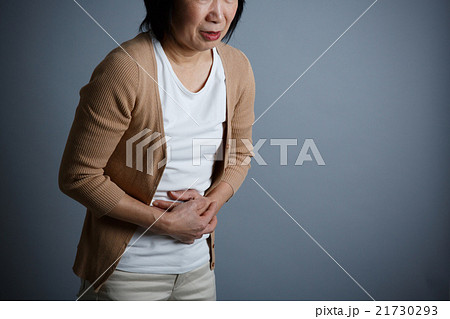 腹痛の中年女性 21730293