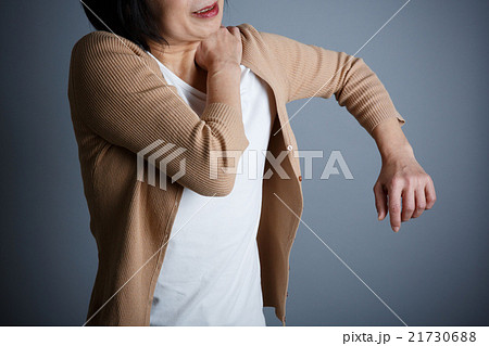 肩こりに悩む50代の女性 肩こりに悩む50代の女性 21730688